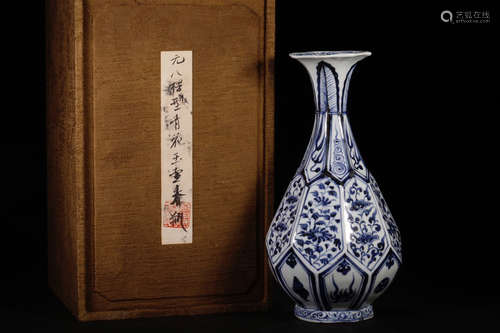 CHINESE BLUE & WHITE VASE