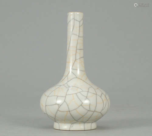 CHENGHUA MARK, CHINESE GUAN-TYPE KILN LONG-NECK VASE