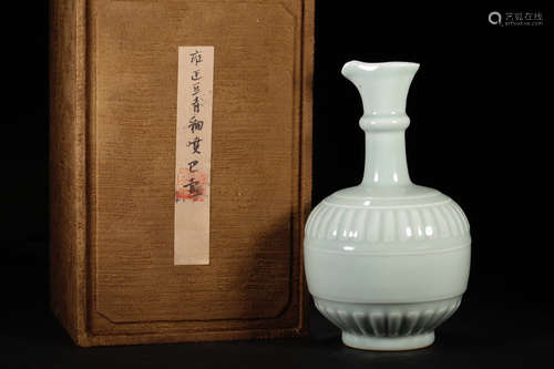 YONGZHENG MARK, CHINESE CELADON GLAZED VASE