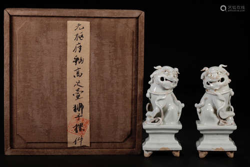 PAIR OF CHINESE WHITE GLAZED LION ORNAMENT