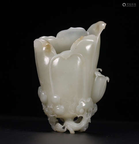 CHINESE CARVED HETIAN JADE ORNAMENT