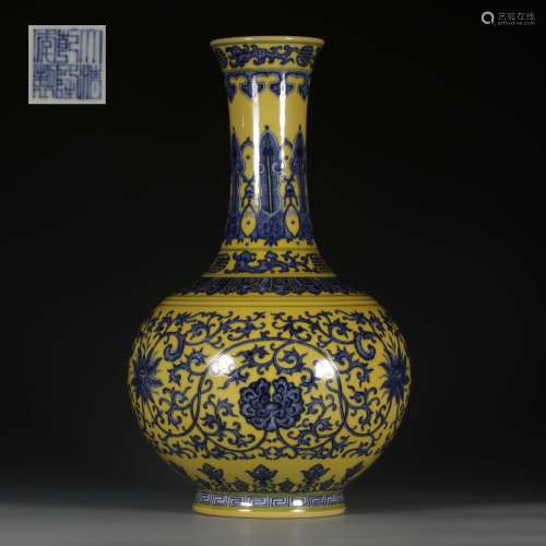 A QING DYNASTY QIANLONG STYLE BLUE AND WHITE LEMON YELLOW FLOWER VASE