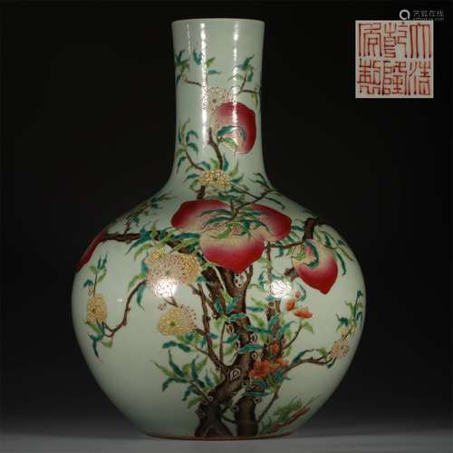 A QING DYNASTY QIANLONG STYLE BEAN GREEN ENAMEL PASTEL PORCELAIN VASE WITH FUSHOU PATTERN