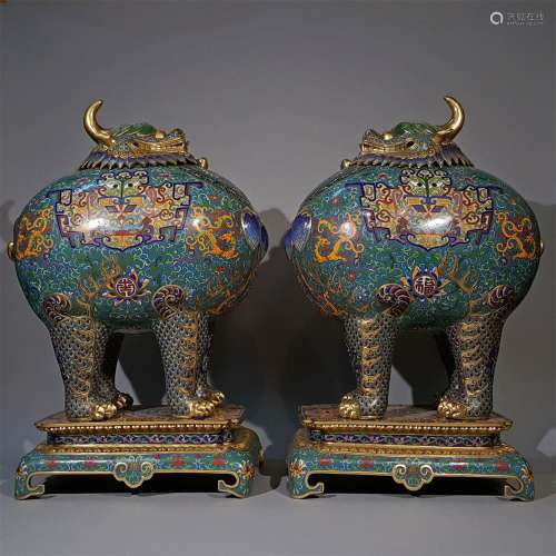 A PAIR OF QING DYNSTY BRONZE GILDED AUSPICIOUS ANIMAL INCENSE BURNER