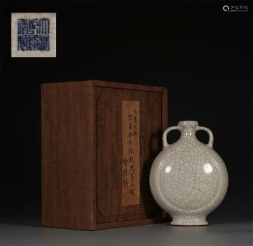 A QING DYNASTY QIANLONG STYLE IMPERIAL KILN GOLD WIRE FLAT BOTTLE WITH TWO EARS