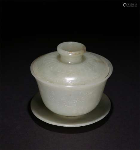 A SET OF QING DYNASTY HETIAN JADE CUP AND PLATE