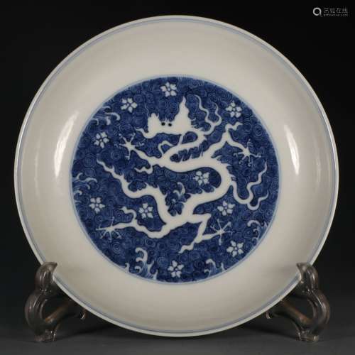 A QING DYNASTY QIANLONG STYLE BLUE AND WHITE SEA DRAGON PATTERN PLATE