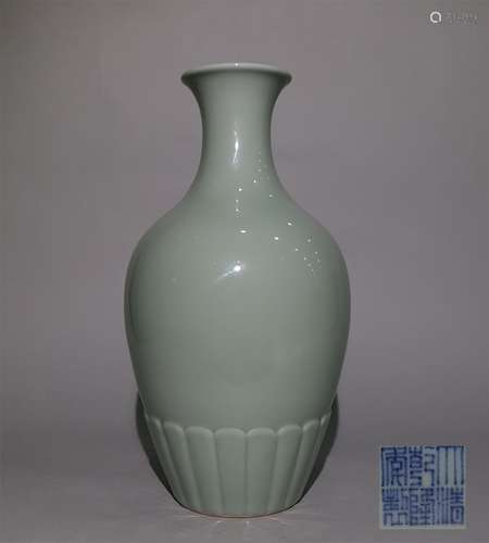 A QING DYNASTY YINGQING BOTTLE