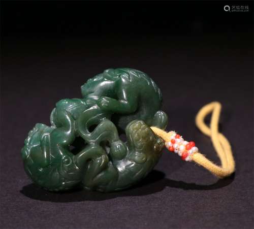 A QING DYNASTY JADEITE PLAYIING WITH LION CARVING