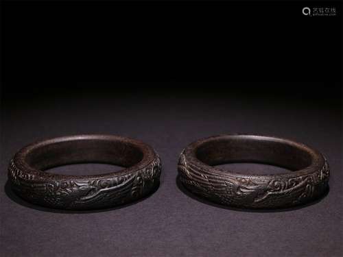 A PAIR OF QING DYNASTY AGARWOOD  PHOENIX BRACELETS