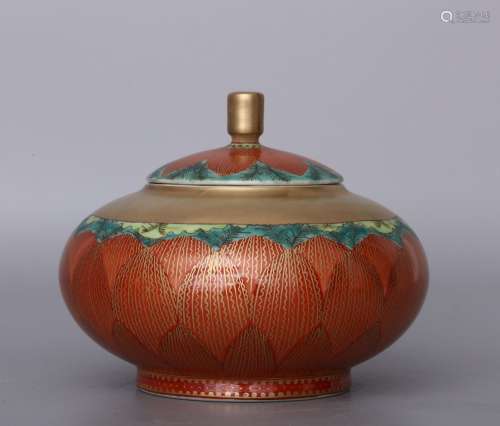 A QING DYNASTY QINLONG STYLE GOLDEN LOTUS COVERED JAR