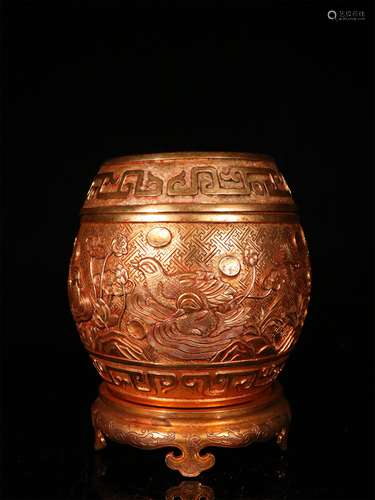 A QING DYNASTY BRONZE GILT COVERED POT WITH MANDARIN DUCK PATTERN