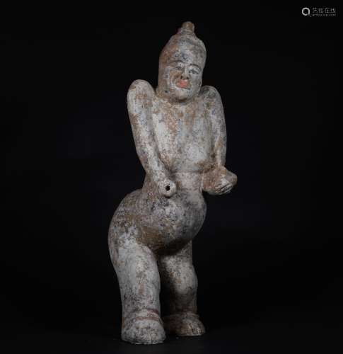 A TANG DYNASTY POTTERY FIGURINE