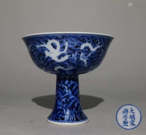 A MING XUANDE DYNASTY BLUE AND WHITE STEM CUP