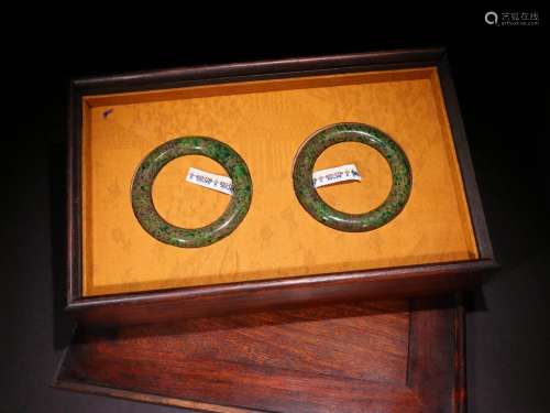 A PAIR OF QING DYNASTY EMERALD BRACELETS