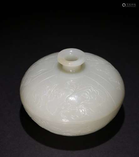 A QING DYNASTY HETIAN JADE COVERED BOX