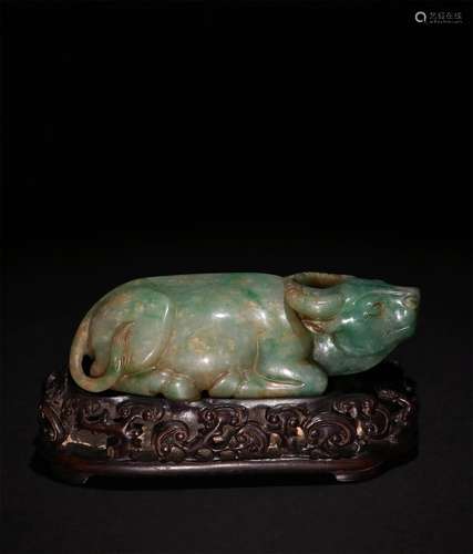 A QING DYNASTY JADEITE JADE LYING CATTLE ORNAMENT