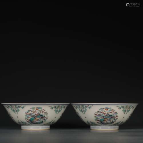 A PAIR OF QING QIANLONG DYNASTY CLASHING COLOR BOWLS WITH PHOENIX PATTERN