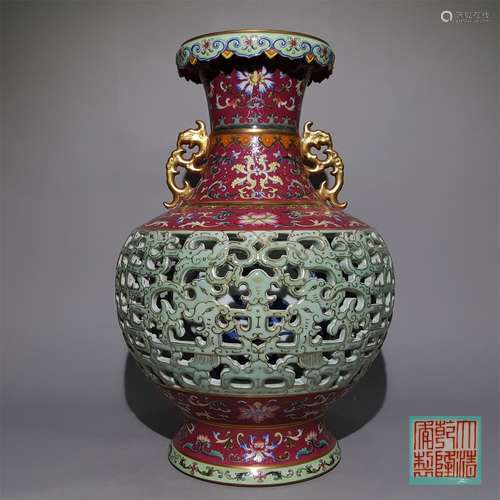 A QING QIANLONG DYNASTY ENAMEL BOTTLE