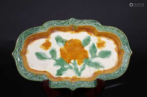 A LIAO DYNASTY THREE COLORS PORCELAIN PLATE