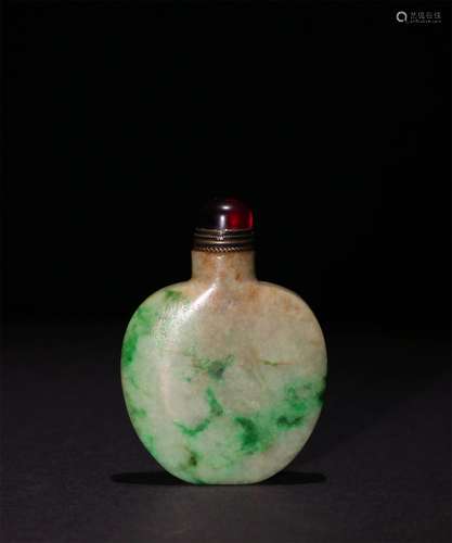 A QING DYNASTY EMERALD SNUFF BOTTLE