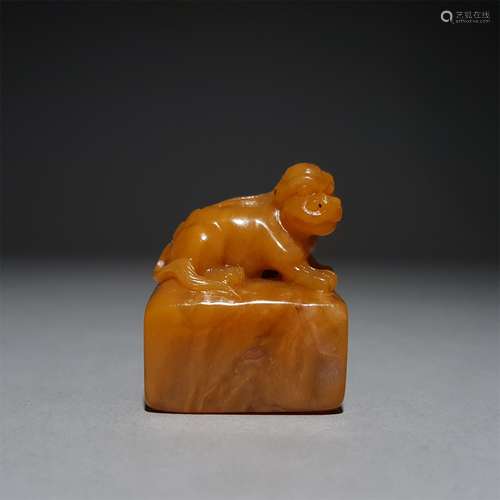 A QING DYNASTY HUANG SHI'S TIAN HUANG ANIMAL BUTTON SEAL