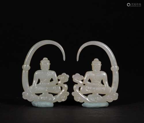 A PAIR OF MING DYNASTY WHITE JADE EARRINGS