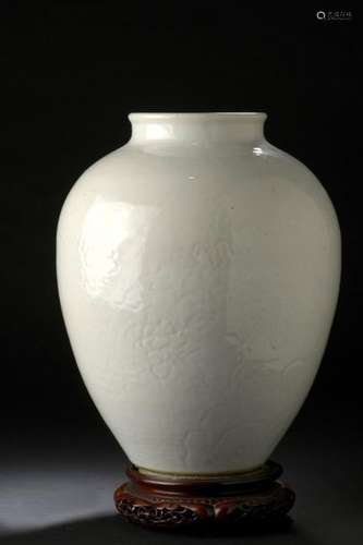 White porcelain vase China, 18th century The ovoid…