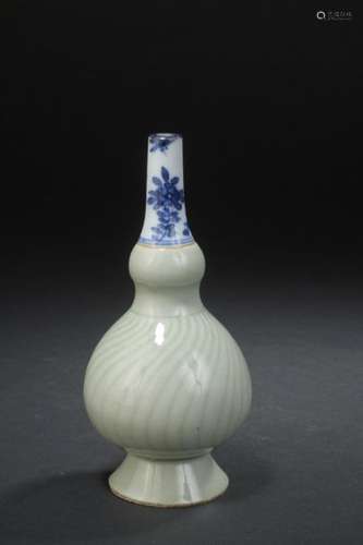 Sprinkler in celadon and blue white porcelain Chin…