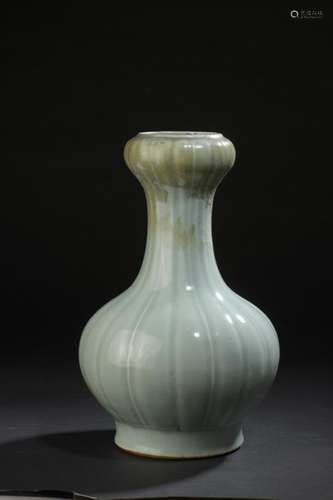 Celadon porcelain vase China, 19th century The cur…