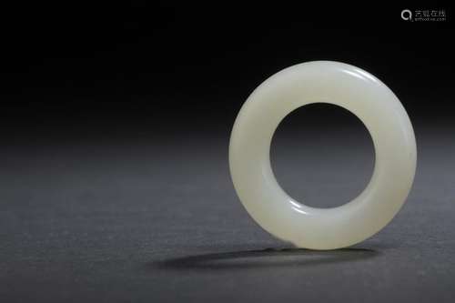 White jade ring China Polished surface D. 4 cm