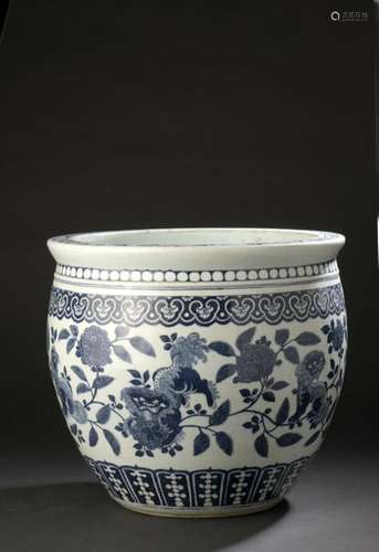 Fish bowl in blue white porcelain China, late nine…