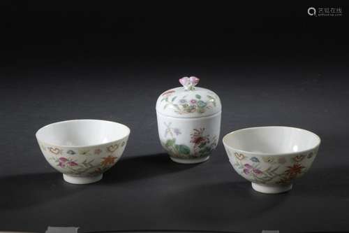 Pair of porcelain bowls China, 20th century Decora…