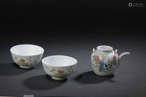 Pair of porcelain bowls China, 20th century The ex…