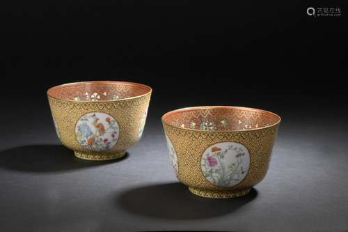 Pair of porcelain bowls China, 20th century The ou…