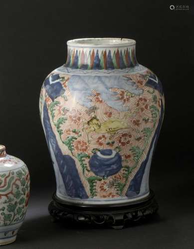 Wucai porcelain vase China, Transition period, 17t…