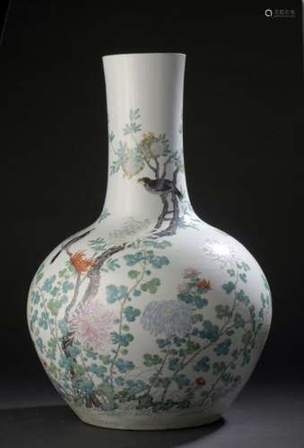 Large Tianqiuping vase in polychrome porcelain Chi…