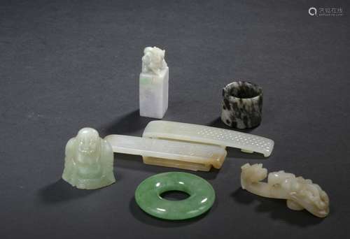 Lot in jade and jadeite Including two belt clips i…