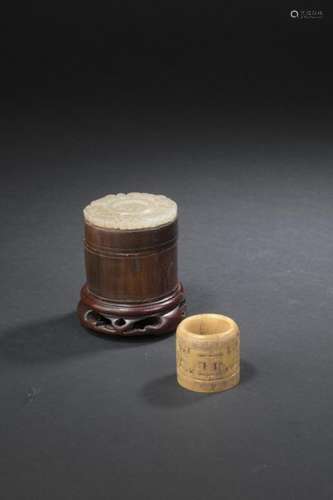 Horn archer's ring and its box in jade and wood Ch…