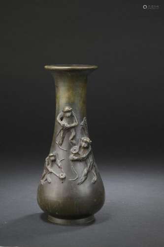 Bronze vase Japan, early 20th century Piriform, wi…