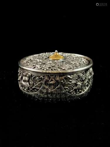 Round silver box with engraved decoration of a ver…