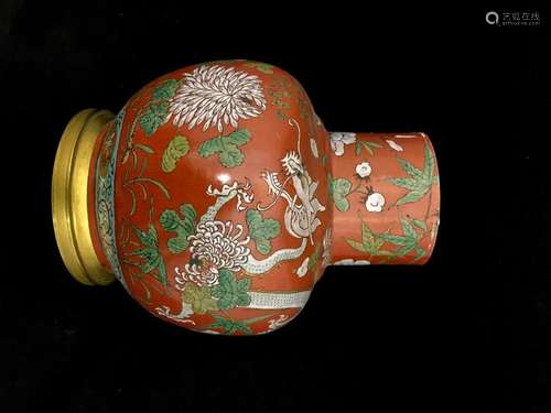 CHINA, ball vase with enamelled decoration of drag…