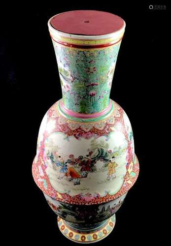 Large porcelain vase decorated with rose family en…