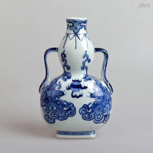 a chinese blue and white porcelain gourd vase in the 19th century