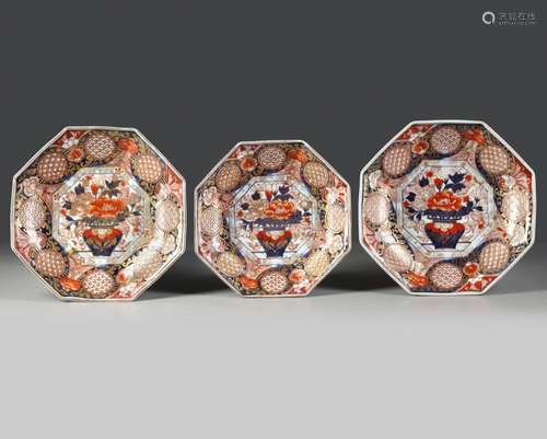 A Set Of Three Japanese Imari …