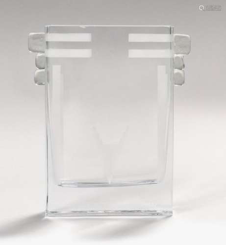 A.RIECKE (XXe siècle) Vase rectangulaire à panse a…