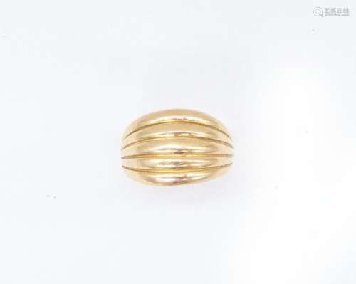 BAGUE en or jaune 18K présentant 5 godrons. TDD : …