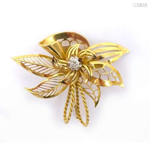 BROCHE en or jaune 18K présentant un motif de fleu…