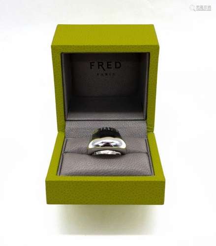 BAGUE FRED jonc bombé en or gris 18K signé Fred to…