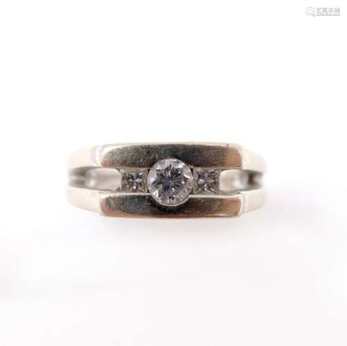 BAGUE en or gris 18K retenant un un diamant taille…